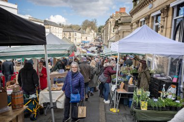 Pazar Meydanı 'ndaki Frome Independent Sunday Market, Somerset, İngiltere' de 3 Mart 2024 'te alışveriş yapan kalabalık