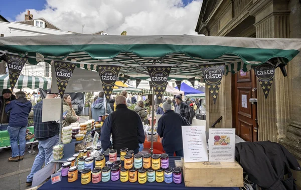 3 Mart 2024 'te Frome Independent Sunday Market, Somerset, İngiltere' de Kimchi ve Sauerkraut satışı