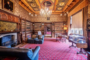 7 Eylül 2025 'te İngiltere' de Tiverton, Devon 'daki Knighthayes Court kır evinde tavan süslenmiş kütüphane.