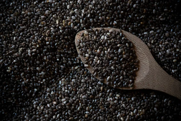 Chia tohumları ve ahşap kaşık yakın çekim