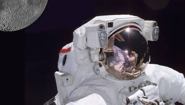 反射と背景の月浮動宇宙飛行士のヘルメットのクローズ アップ ビュー Nasa の礼儀のいくつかの要素を持つ複合画像 — ストック写真