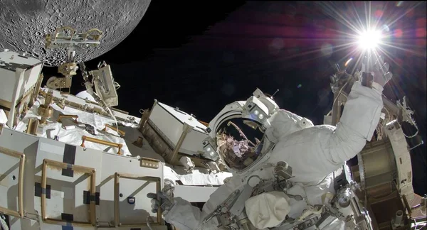 宇航员举起一盏非常明亮的灯 这张图片的元素由美国宇航局提供 — 图库照片