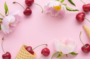 Bahar ya da yaz ruh kavramı. Flatlay, cerry, tatlı koni ve peonies pastel pembe arka plan üzerinde. Metin alanı olan üstten görünüm