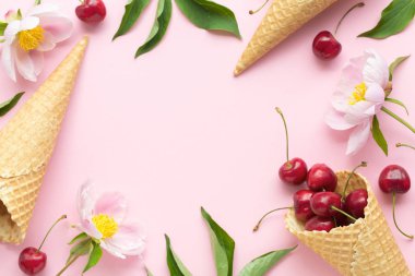 Bahar ya da yaz ruh kavramı. Flatlay, cerry, tatlı koni ve peonies pastel pembe arka plan üzerinde. Metin alanı olan üstten görünüm