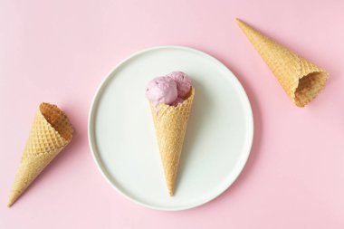 Bahar ya da yaz ruh kavramı. Düz-gözleme tatlı koni ile berryy pastel hafif pembe bir arka plan üzerinde üstten görünüm lay.