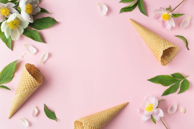 Bahar ya da yaz ruh kavramı. Düz-gözleme tatlı koni ile berryy pastel hafif pembe bir arka plan üzerinde üstten görünüm lay.