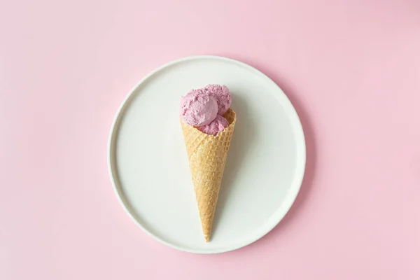 Flatlay de colheres de sorvete rosa, cones doces e peônias sobre fundo rosa pastel. Vista superior com espaço para o seu texto — Fotografia de Stock