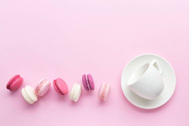 Renkli pasta macaron veya pastel pembe arka plan üzerinde izole acıbadem kurabiyesi. Üstten görünüm.
