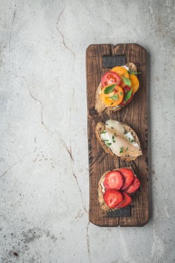 Sağlıklı kahvaltı. Düz-lay vegan tost. Temiz gıda kavramı yeme. Üstten görünüm. Kopya alanı.