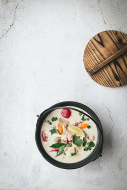 Tay gıda arka plan. Tom kha pla. Metin için yer ile üstten görünüm