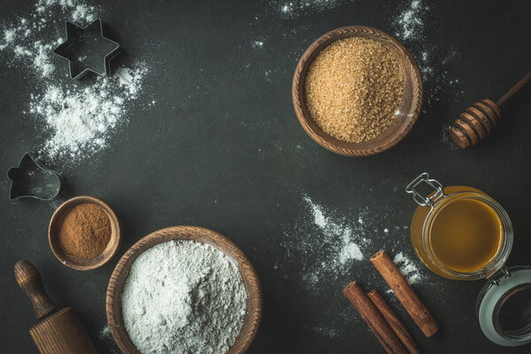 Задний фон с ингредиентами для выпечки тыквенного торта и кухонных инструментов
