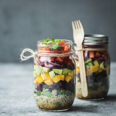 Healthealthy ev yapımı salata quinoa ve sebze ile mason kavanoza. Sağlıklı yemek, yemek temiz, diyet ve detoks. Kopya alanı.
