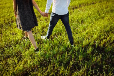 Çift, açık havada, Genç, mutlu, sevgi dolu atlama ayaklarda fotoğraf ve reklam, zevk