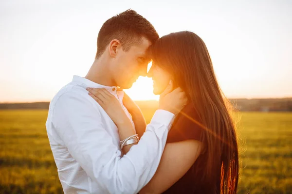 Joven Feliz Pareja Amorosa Atardecer Pie Campo Verde Contra Cielo —  Fotos de Stock