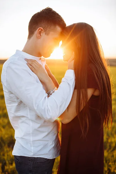 Young Happy Loving Couple Sunset Standing Green Field Sky Arms — Stock Photo, Image