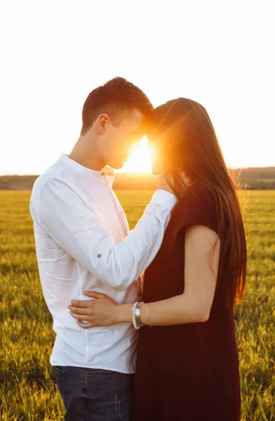 Young Happy Loving Couple Sunset Standing Green Field Sky Arms — Stock Photo, Image