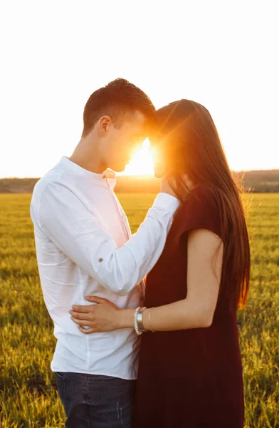 Joven Feliz Pareja Amorosa Atardecer Pie Campo Verde Contra Cielo — Foto de Stock