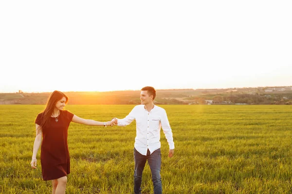 Joven Feliz Pareja Amorosa Atardecer Pie Campo Verde Contra Cielo — Foto de Stock