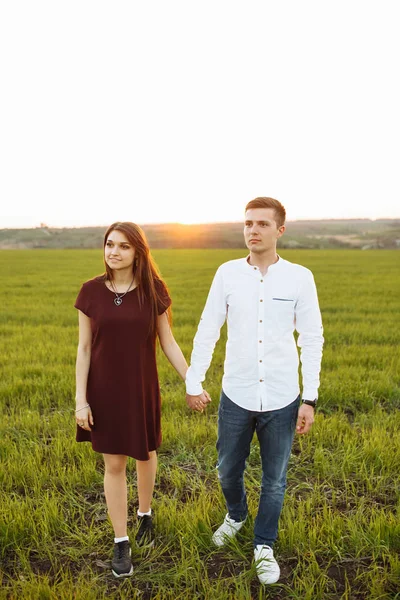 Jonge Gelukkig Liefdevol Paar Bij Zonsondergang Permanent Een Groen Gebied — Stockfoto