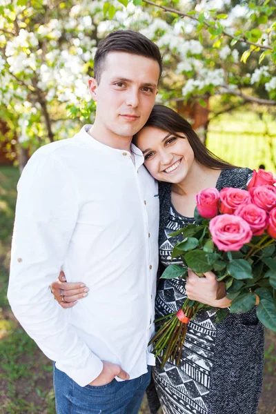 Unga Älskande Par Kärlek Flicka Håller Blommor Glad Och Njuta — Stockfoto