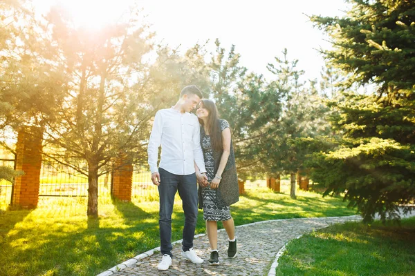 Junges Glückliches Liebevolles Paar Spazieren Park Und Genießen Einander Werbung — Stockfoto