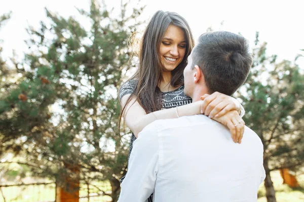 Jong Gelukkig Liefdevol Paar Stoeien Plezier Hebben Het Park Geniet — Stockfoto