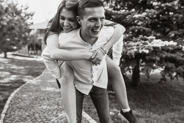 Молодая Счастливая Любящая Пара Веселится Веселится Парке Наслаждается Друг Другом — стоковое фото