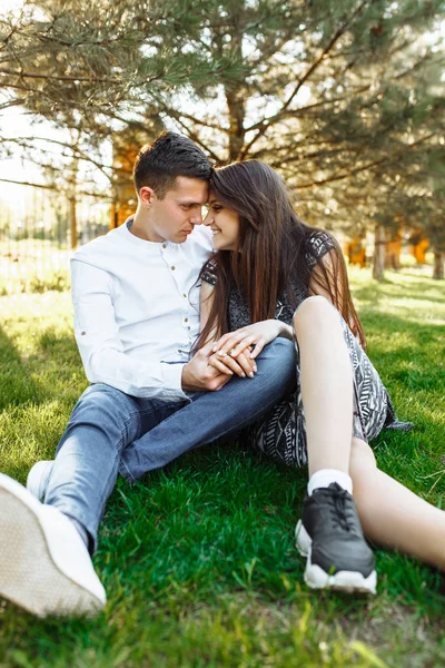 Joven Feliz Pareja Amorosa Sentados Juntos Hierba Parque Disfrutando Uno — Foto de Stock