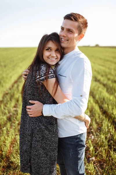 Young Happy Loving Couple Standing Green Field Sky Hands Enjoy — Stock Photo, Image