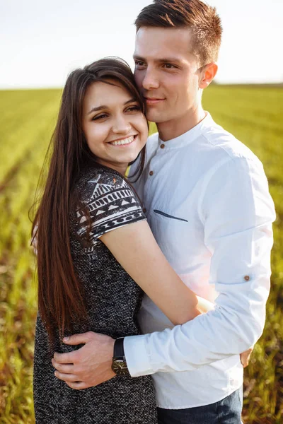 Young Happy Loving Couple Standing Green Field Sky Hands Enjoy — Stock Photo, Image