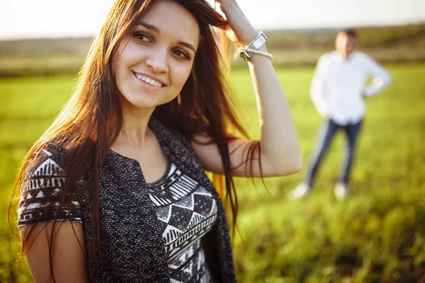 年轻的女孩摆在田野上 在她的重要的其他背景 — 图库照片