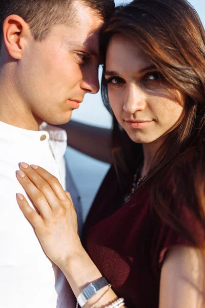 Retrato Jovem Feliz Casal Amoroso Sobre Pedras Mar Nos Braços — Fotografia de Stock