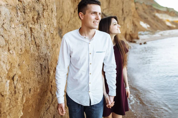 Jovem Feliz Casal Amoroso Perto Parede Areia Mar Mãos Dadas — Fotografia de Stock