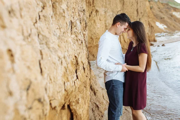 Jovem Feliz Casal Amoroso Perto Parede Areia Mar Nos Braços — Fotografia de Stock