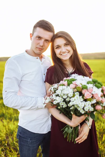 Jonge Gelukkige Paar Verliefd Meisje Met Bloemen Gelukkig Genieten Van — Stockfoto