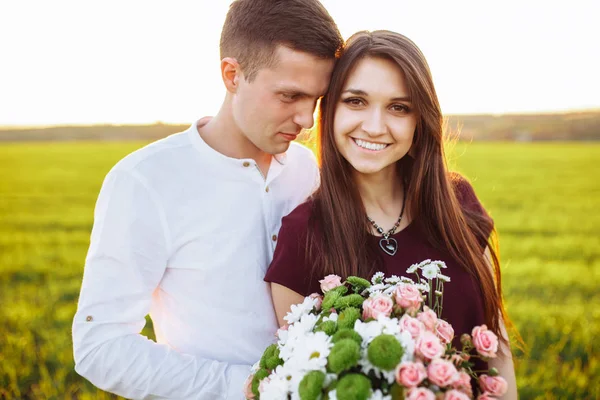 Jonge Gelukkige Paar Verliefd Meisje Met Bloemen Gelukkig Genieten Van — Stockfoto