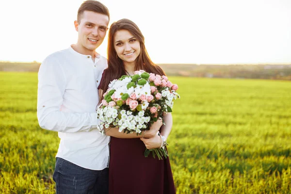 Aşık Genç Mutlu Çift Kız Elinde Çiçekler Mutlu Reklam Birbirlerinin — Stok fotoğraf