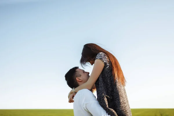 Jovem Feliz Casal Amoroso Livre Homem Segurando Uma Menina Seus — Fotografia de Stock