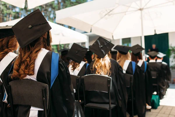 Erfolgreiche Absolventen Akademischen Kleidern Beim Abschluss Sitzend Form Von Absolventen — Stockfoto