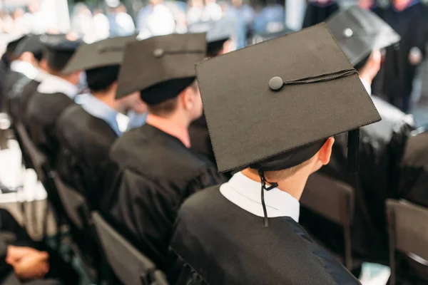 Los Graduados Exitosos Vestidos Académicos Graduación Sentados Forma Graduados Pueden —  Fotos de Stock