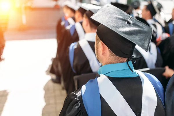Επιτυχείς Πτυχιούχοι Ακαδημαϊκό Φορέματα Στο Αποφοίτηση Κάθεται Μορφή Των Αποφοίτων — Φωτογραφία Αρχείου