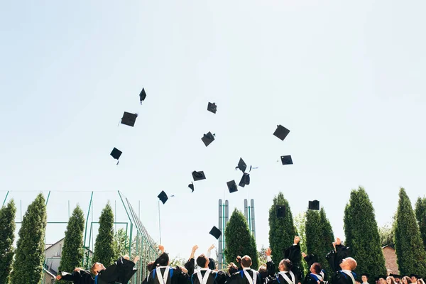 Graduados Bem Sucedidos Vestidos Acadêmicos Jogue Seus Chapéus Estudo Despedida — Fotografia de Stock