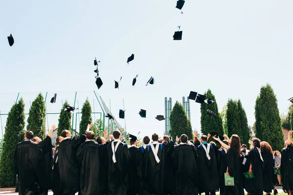 Graduados Bem Sucedidos Vestidos Acadêmicos Jogue Seus Chapéus Estudo Despedida — Fotografia de Stock