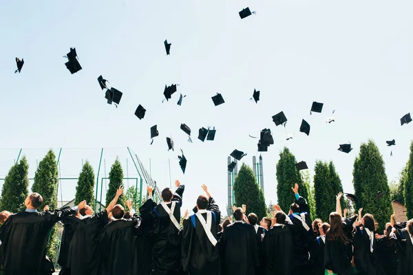 Graduados Bem Sucedidos Vestidos Acadêmicos Jogue Seus Chapéus Estudo Despedida — Fotografia de Stock