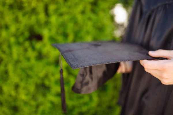 Επιτυχημένη Απόφοιτος Ακαδημαϊκό Φορέματα Κρατώντας Μια Μελέτη Αποχαιρετιστήριο Καπάκι Αποφοίτηση — Φωτογραφία Αρχείου