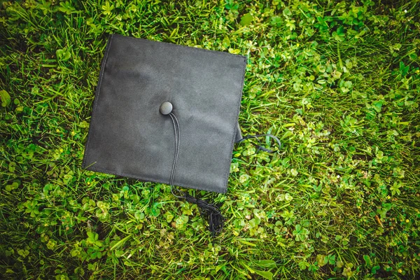 Mütze Absolvent Auf Dem Rasen Liegend Grünes Gras Kann Für — Stockfoto