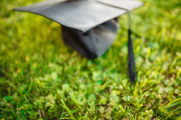 Mütze Absolvent Auf Dem Rasen Liegend Grünes Gras Kann Für — Stockfoto