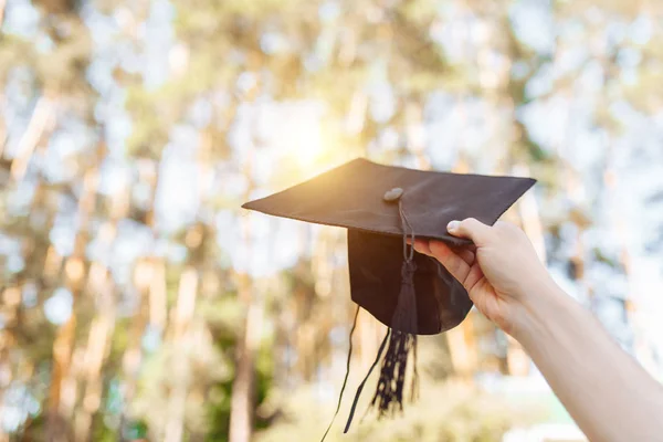 Erfolgreicher Absolvent Akademischen Kleidern Erhobener Abschlussmütze Abschiedsstudium Kann Für Werbung — Stockfoto