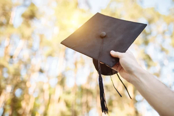 Graduação Bem Sucedida Vestidos Acadêmicos Levantou Tampa Graduação Estudo Despedida — Fotografia de Stock