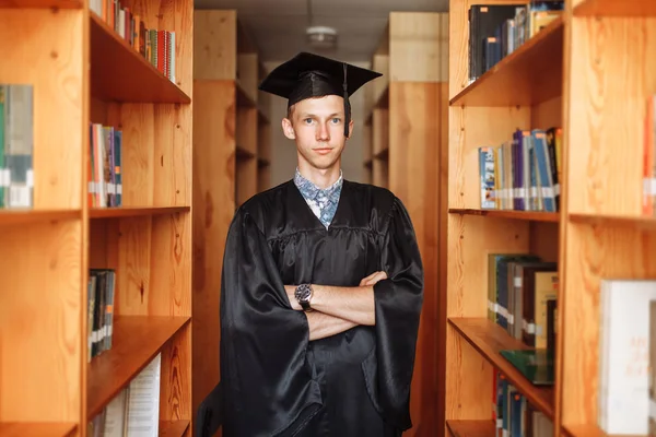 Erfolgreicher Absolvent Akademischen Kleidern Posiert Der Bibliothek Kann Für Werbung — Stockfoto